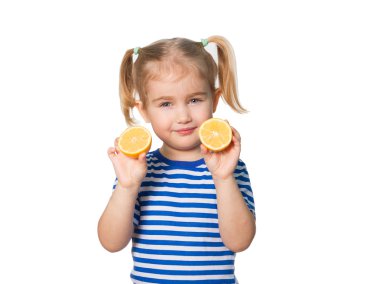 Küçük kız limon tutar