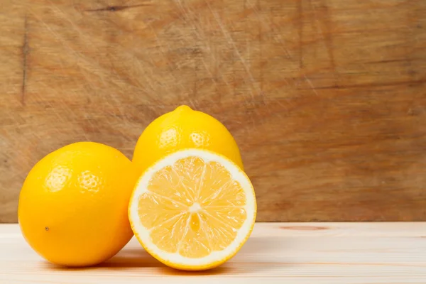 Leuchtend gelbe saftige Zitronen auf dem Tisch. — Stockfoto