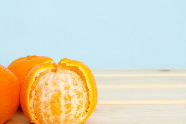 Mandarine auf Holztisch — Stockfoto