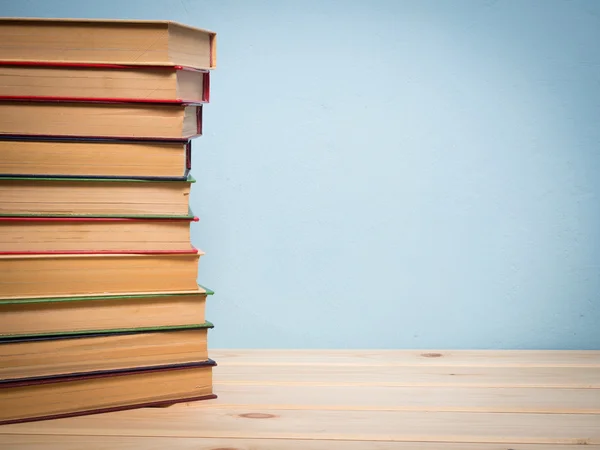 Livres sur une étagère en bois — Photo