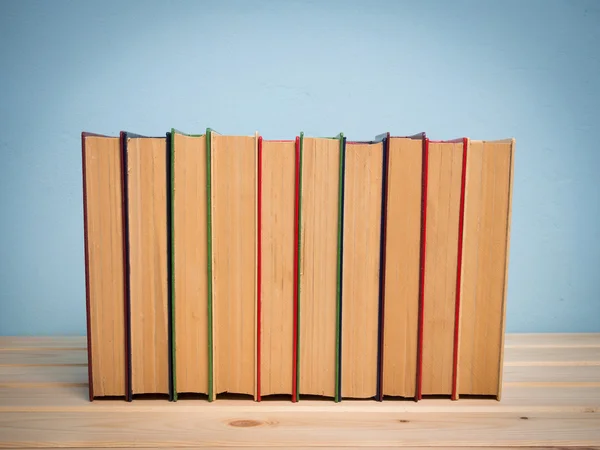 Livres sur une étagère en bois — Photo
