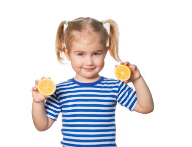 Küçük kız limon tutar