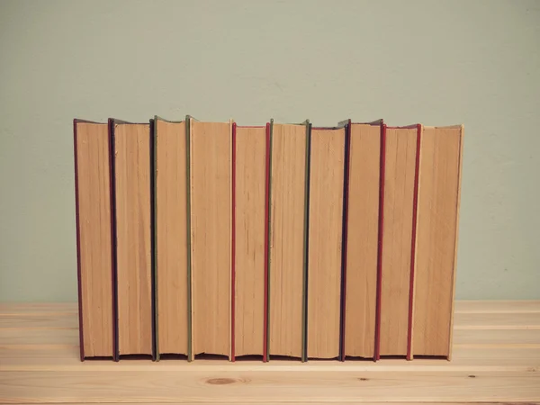 Livres sur une étagère en bois — Photo