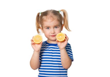 Küçük kız limon tutar