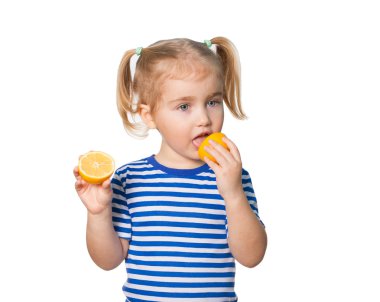 Küçük kız limon tutar