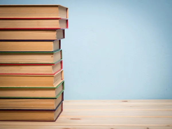 Bücher auf einem Holzregal — Stockfoto
