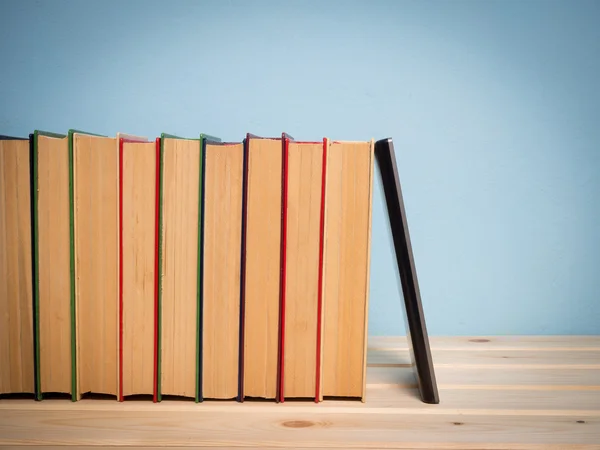 Bücher auf einem Holzregal — Stockfoto
