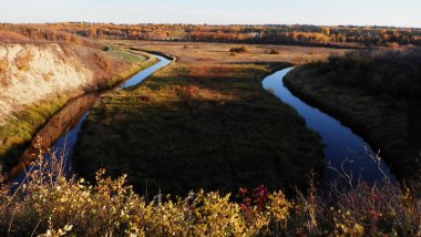 St. Albert 'in hemen doğusunda, Sturgeon Nehri