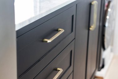 Mutfağın kahverengi ahşap cephesine yakın plan..