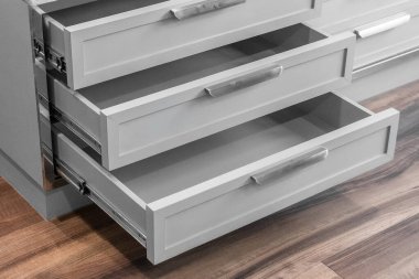 Odanın beyaz ahşap dolaplarını kapatın.