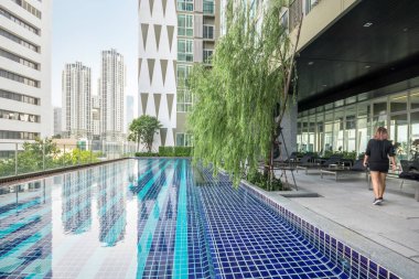 En üst binada yüzme havuzu