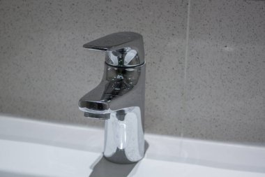 Su musluğunu kapat.