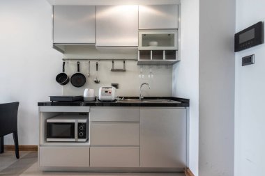 Mutfak köşesinde küçük bir apartman dairesinde.