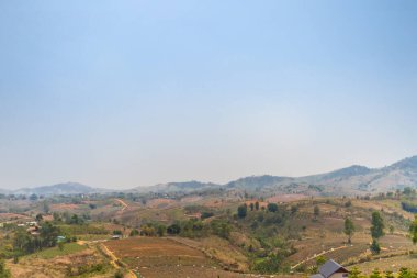 Evleri ve vadileri görmek için yüksek açı.