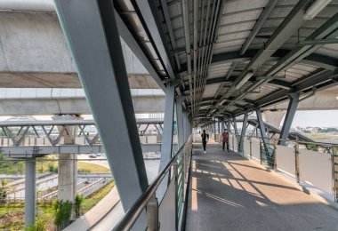 Bang Khen Bölgesi 'nde insanlar BTS Skywalk' ta yürüyor.