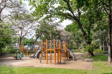 Sabahın köründe parkta oyun parkı