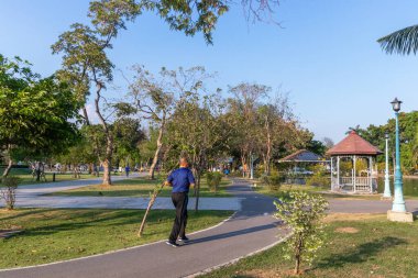 Tayland Hava Kuvvetleri Sağlık Parkı 'nda Akşamları Koşan İnsanlar
