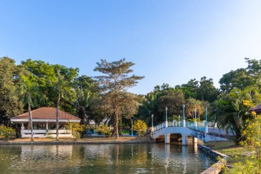 Tayland Hava Kuvvetleri Sağlık Parkı 'ndaki Rıhtıma bakan Pavyon
