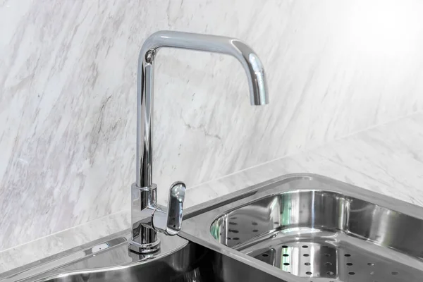 Close Bright Tall Faucet Rozsdamentes Acél Víznyelő Luxus Márvány Padló — Stock Fotó