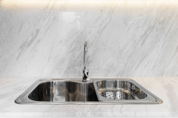 Parlak Uzun Musluğu Kapat ve Paslanmaz Çelik Lavabo Lüks Mermer Döşeme Arkaplanda
