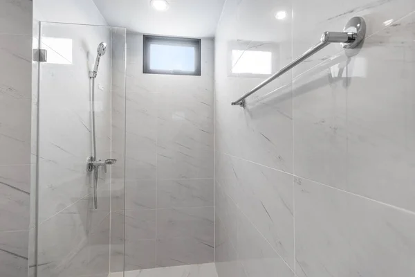 Cuarto Baño Moderno Blanco Con Cabina Ducha Azulejos Apartamento —  Fotos de Stock