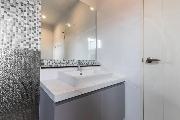 Primer Plano Pequeño Lavabo Espejo Baño Pequeño Pared Mosaico —  Fotos de Stock