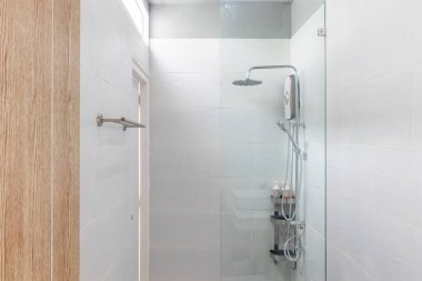 Dairesinde Duş Kabini ve Döşeme Arkaplanı olan Beyaz Modern Tuvalet