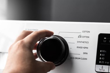 Yakın çekim çamaşır makinesi kontrol paneli