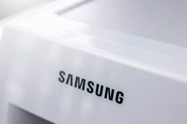 Çamaşır makinesinin Sumsung logosunu kapat
