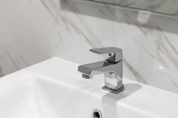 Banyodaki Küçük Lavabo Musluğu Kapat — Stok fotoğraf