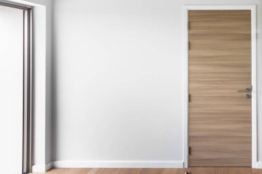 Tahta kapılar ve beyaz duvarlar.