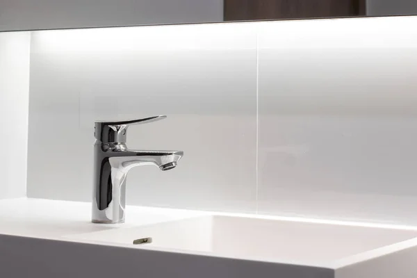 Neuer Edelstahl Wasserhahn Auf Sauberem Waschbecken Badezimmer — Stockfoto