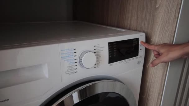 Evdeki çamaşır makinesini çalıştır.. — Stok video