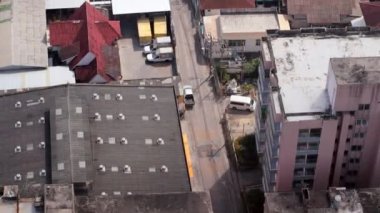 Şehir merkezindeki Bangkok 'un Chao Phraya nehri kıyısındaki yerel evinin üst manzarası.