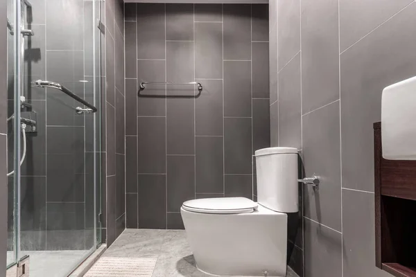 Evin içinde konforlu temiz ve siyah banyo.