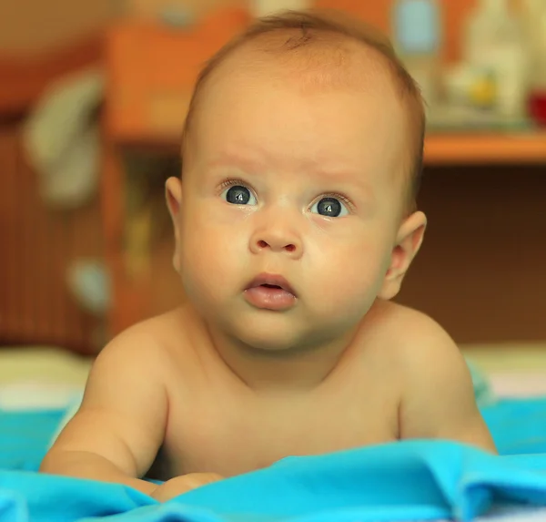 Bebê deitado em uma fralda azul — Fotografia de Stock