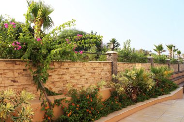 Çit parçası çiçekli bitkiler ile dekore edilmiştir.