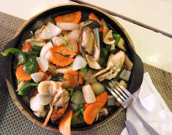 Frutos do mar, cozidos no vapor com legumes — Fotografia de Stock