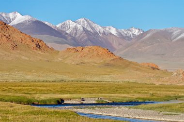 Peyzaj: dağlar, nehir ve Moğolistan'da bozkır
