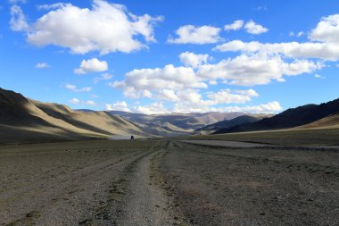 Araba dağlarda yolda.