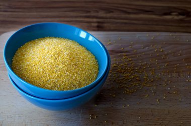 Mavi bir fincanda mısır ezmesi 