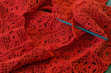 Kahverengi pamuk ipliği ile tığ işi. İğne işi devam ediyor