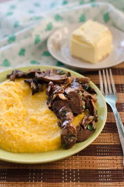 Maisbrei Gebratene Champignons Mit Zwiebeln Und Butter Tellern Auf Dem — Stockfoto