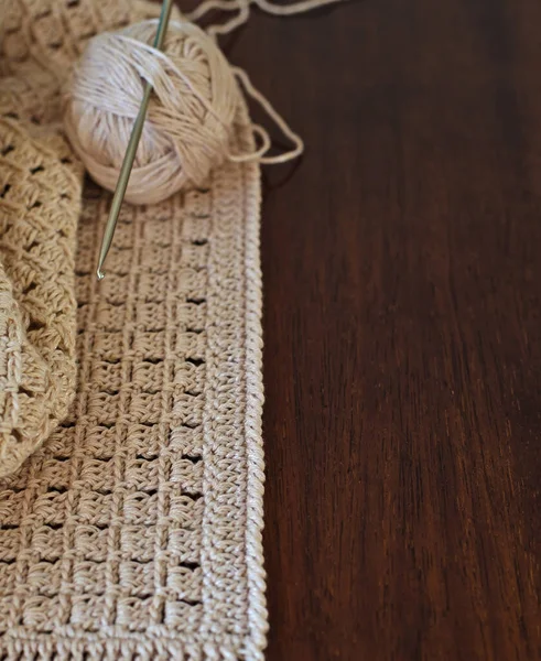 Lavorato Mano All Uncinetto Con Fili Cotone Bianco Tavolo Legno — Foto Stock