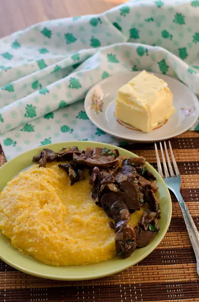 Maisbrei Gebratene Champignons Mit Zwiebeln Und Butter Tellern Auf Dem — Stockfoto