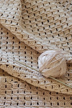 Bej pamuklu tığ işi. Basit tığ işi deseni.