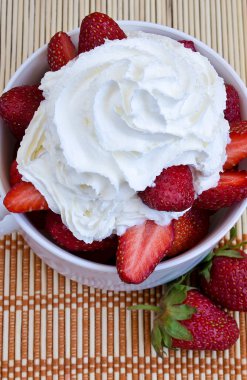 Krem şantili çilek.