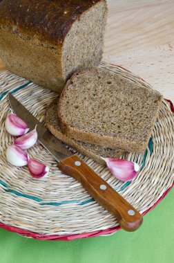 Kesme çavdar ekmeği ve sarımsak.