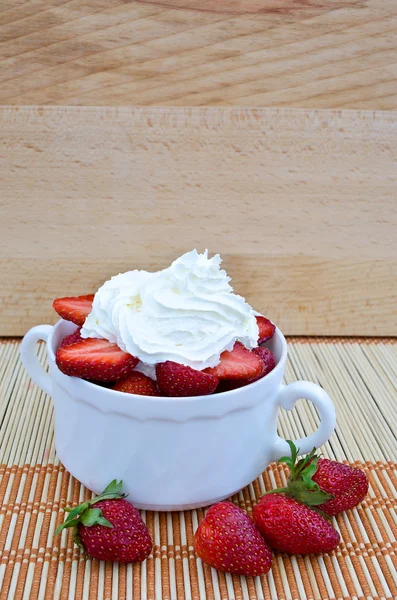 Morangos com chantilly. — Fotografia de Stock