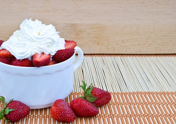 Strawberries with whipped cream. — Stock Photo, Image